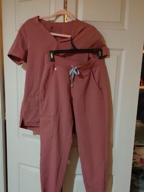 Figs Women's Mauve Jogger And Two Pocket Scrub  Set